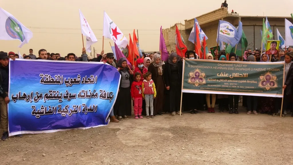 Thousands of people from Manbij flow to Ain Issa to confirm support for its resistance