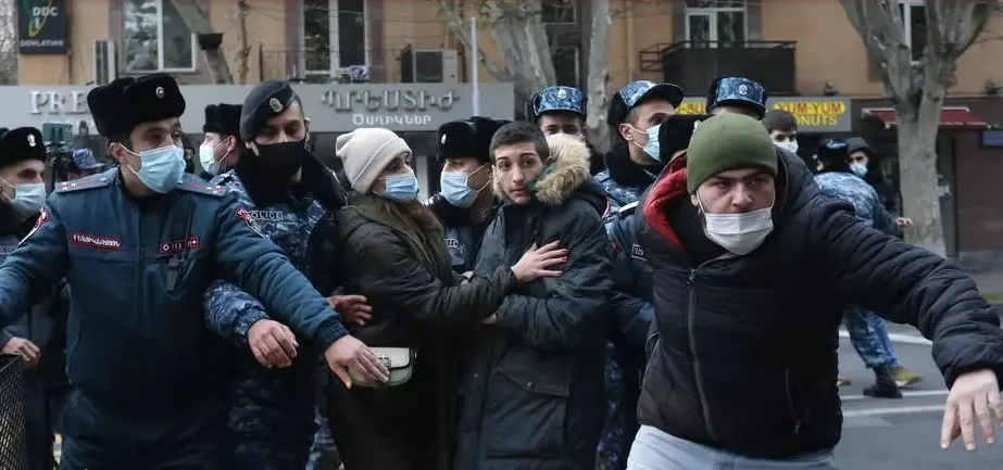 Armenians rally to demand PM's resignation 