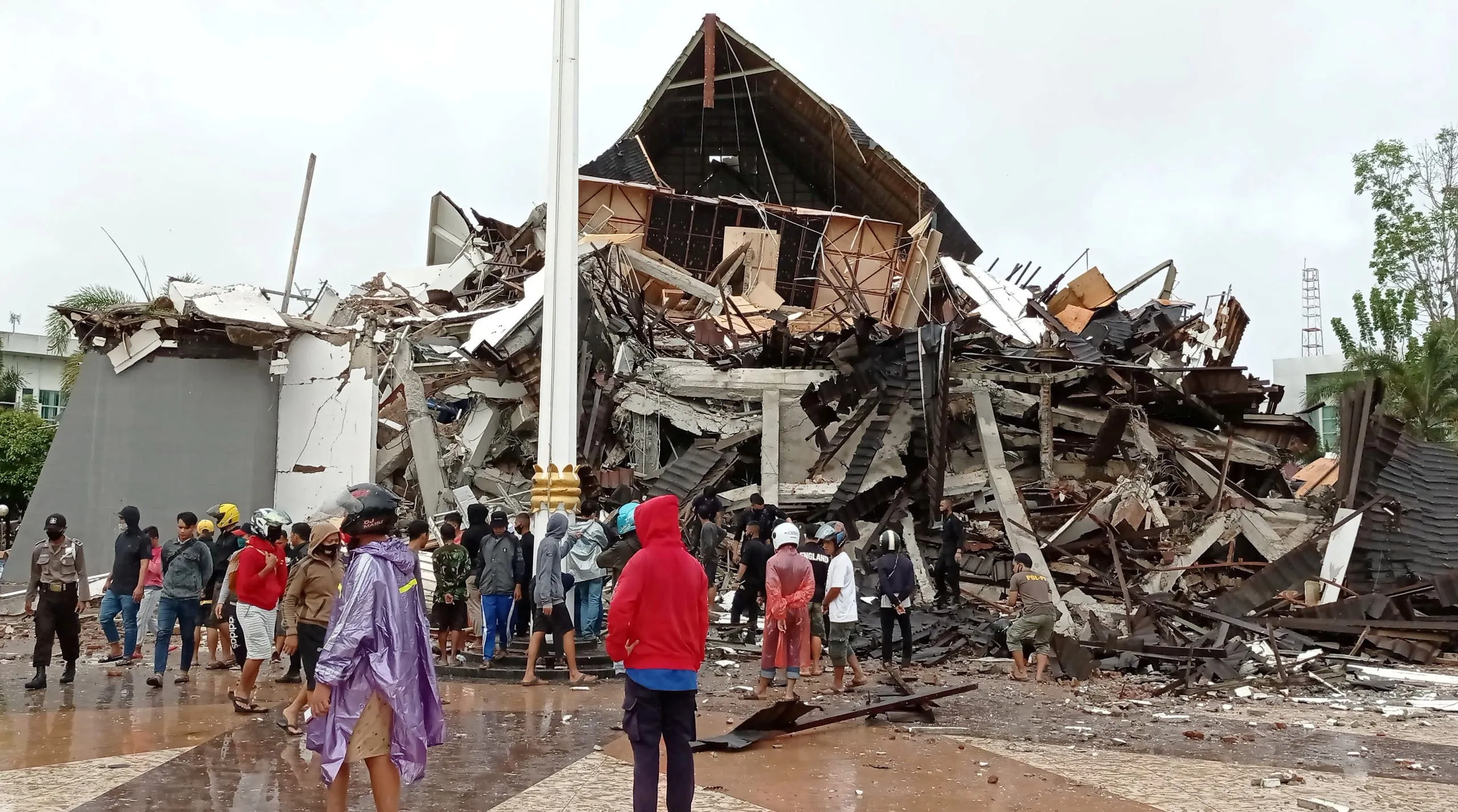 Indonesia.. 26 dead, hundreds of injured and trapped in an earthquake