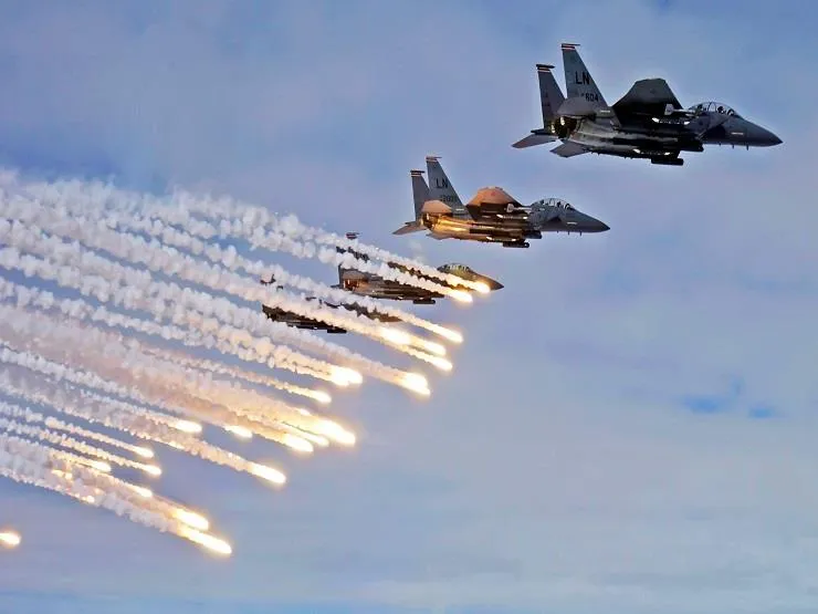 Russian jets raid ISIS in Syrian Desert