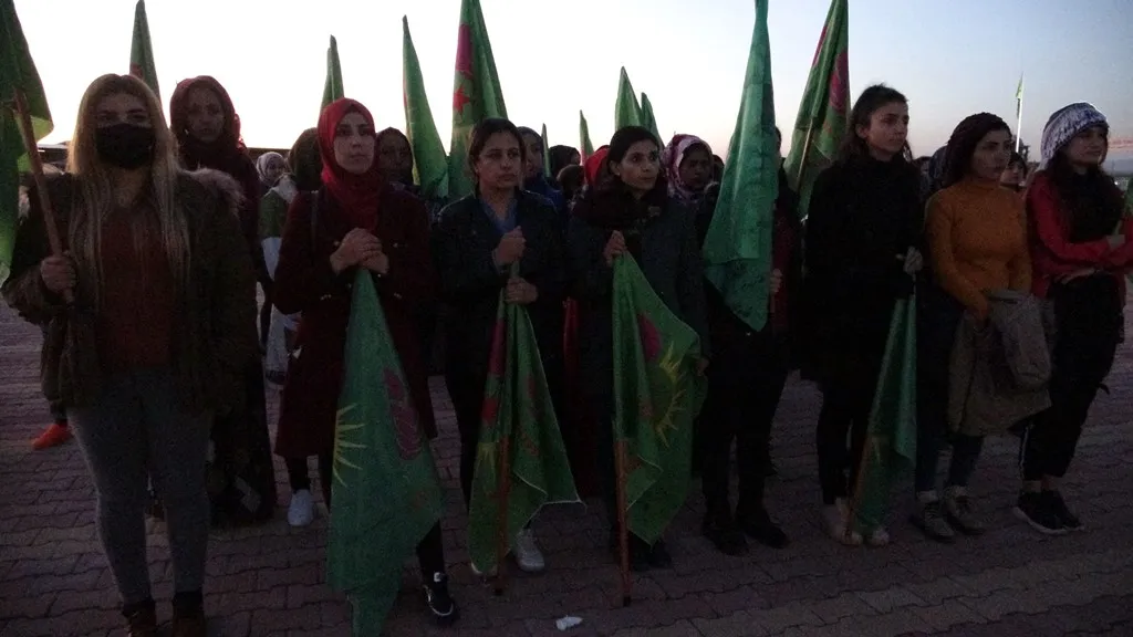 ​​​​​​​Young Women's Movement lights candles on martyrs' tombs in Dêrik