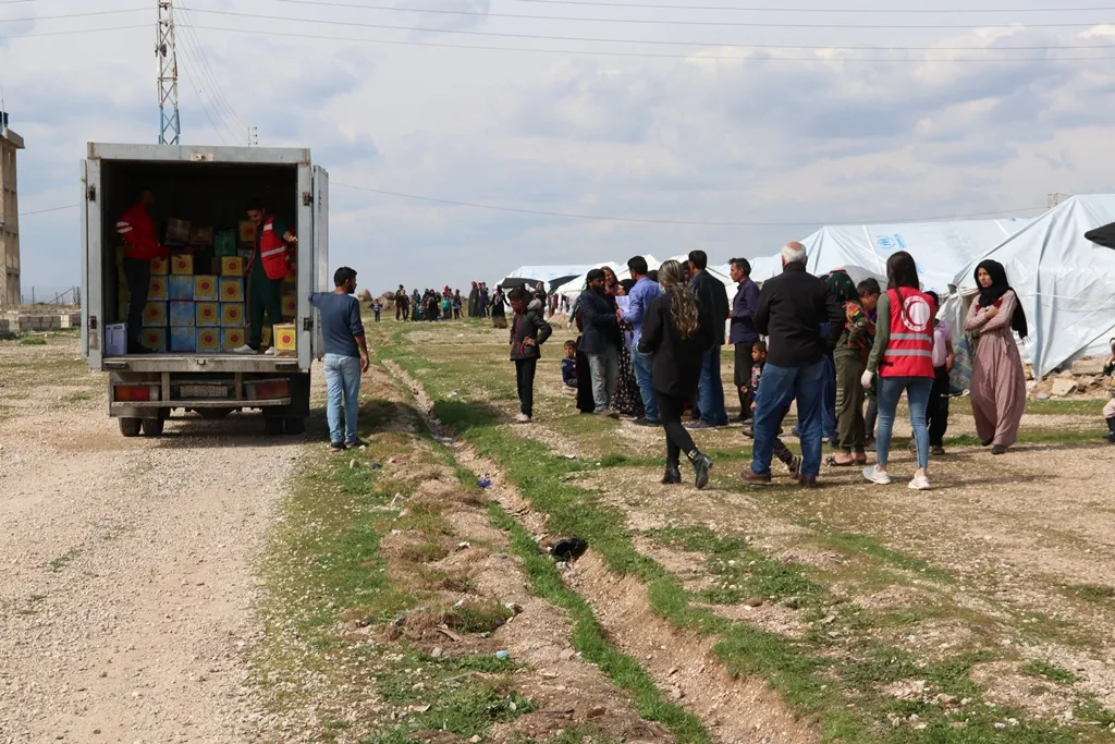 ROJA ŞOR A KURDÎ delivers aid to Newroz Camp