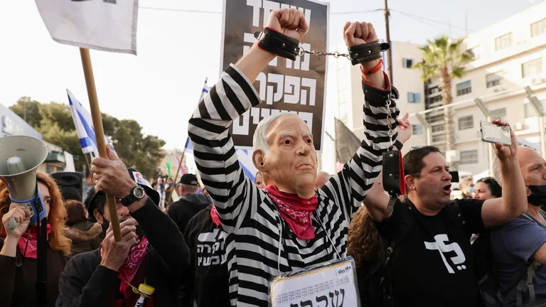 Crowds call for Netanyahu to step down ... "elections are useless"