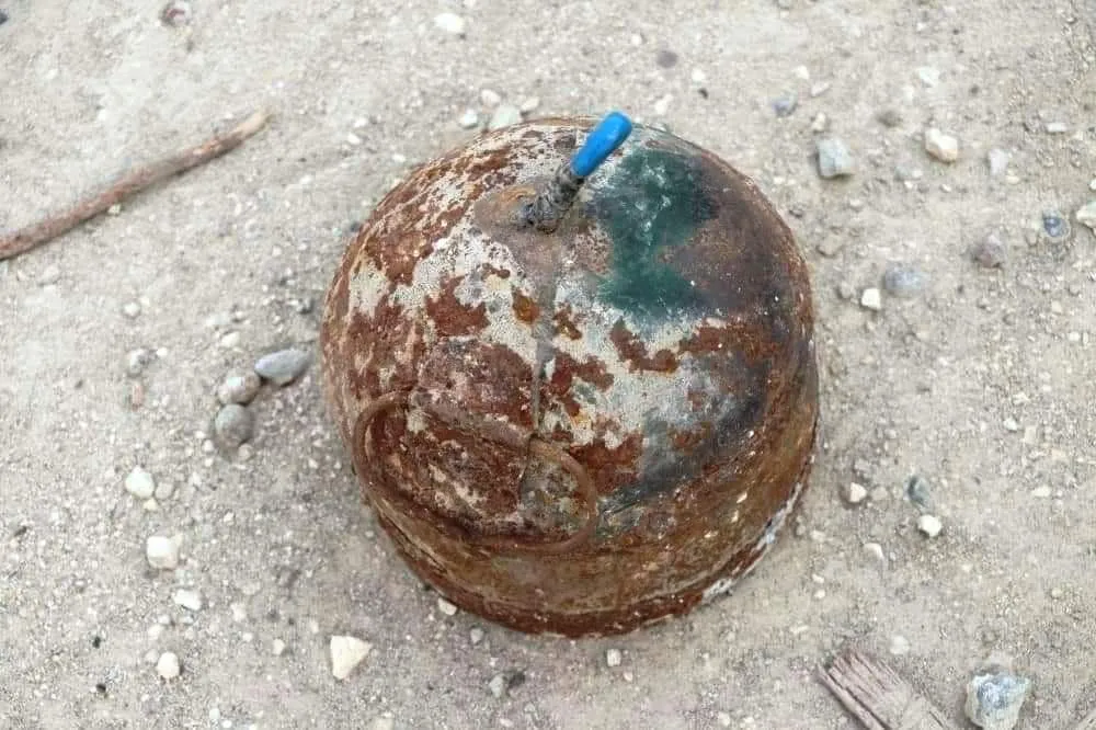 Mine dismantling teams remove IED in al-Raqqa city
