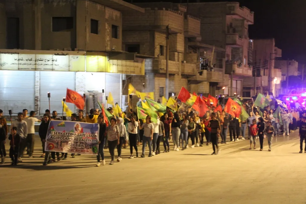 Kobane youth hold torchlight procession in support of Guerrilla's resistance