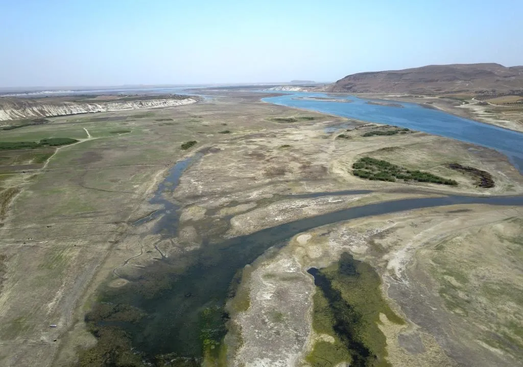In video ... "The Great Euphrates" takes its last breath on Syrian soil