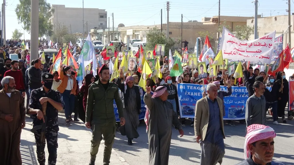 Thousands of people in Ain Issa confirm their readiness to resist any future Turkish attack