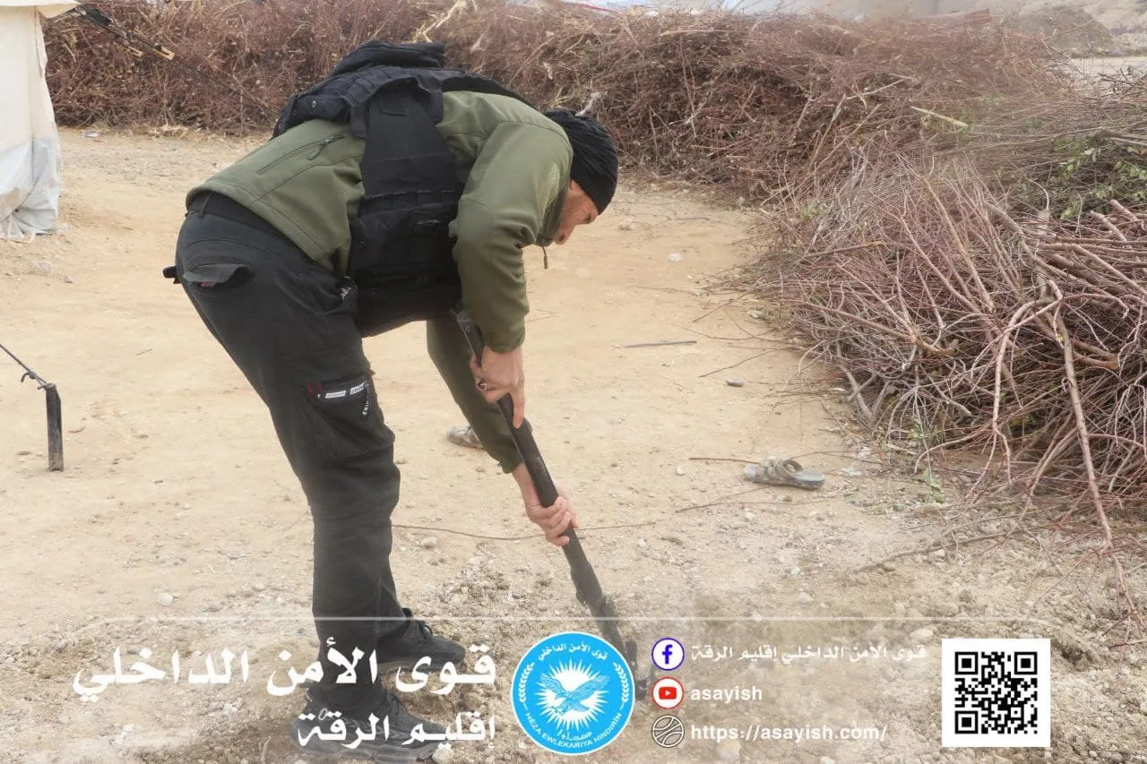 Internal Security Forces dismantle an explosive device in southern Raqqa countryside