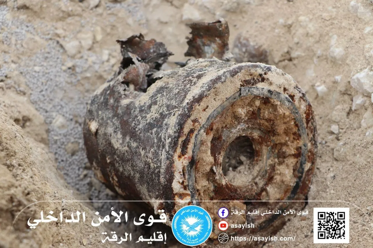 Internal Security Forces dismantle an explosive device in southern Raqqa countryside