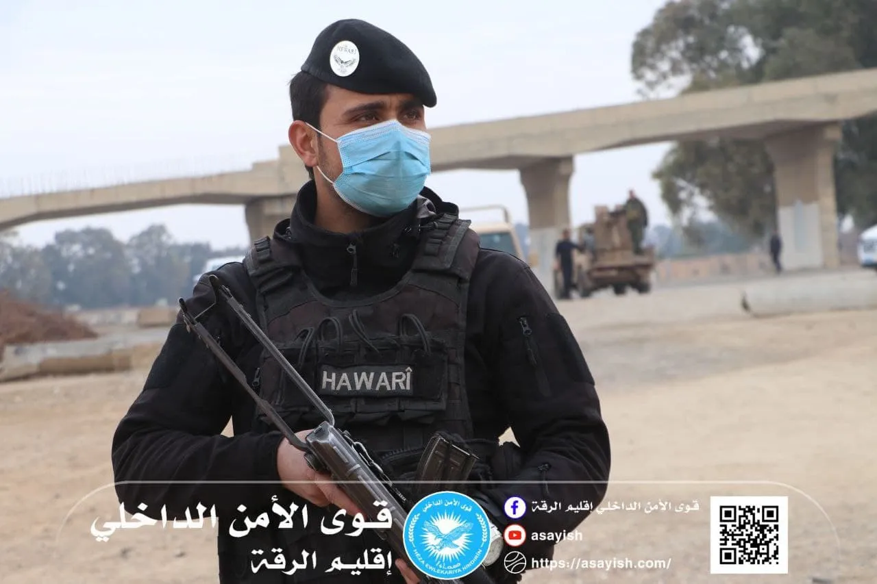 Internal Security Forces dismantle an explosive device in southern Raqqa countryside