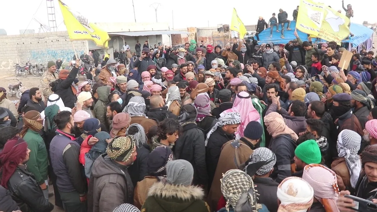 Hundreds of Deir Ezzor people call for home return