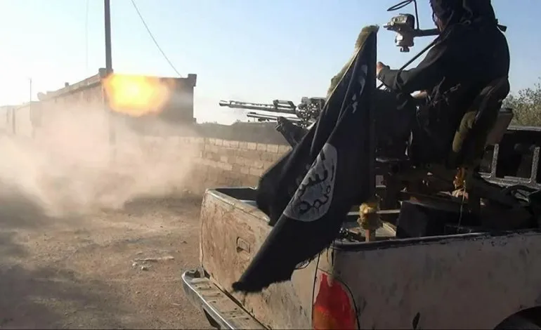 ISIS mercenaries attacks Damascus forces points near T2 station in the desert