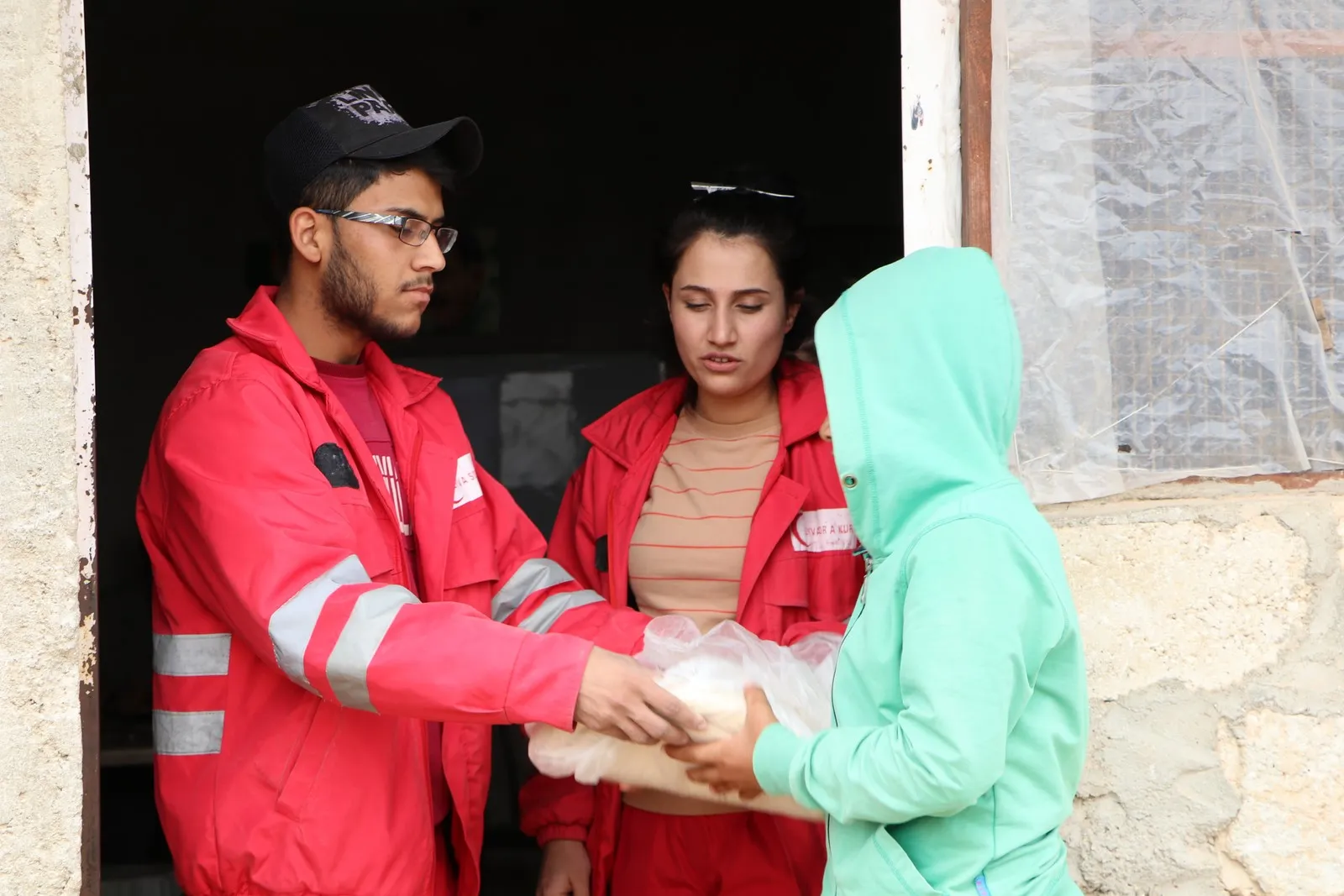 ​​​​​​​KRC distributes bread to people in besieged al-Shahba canton