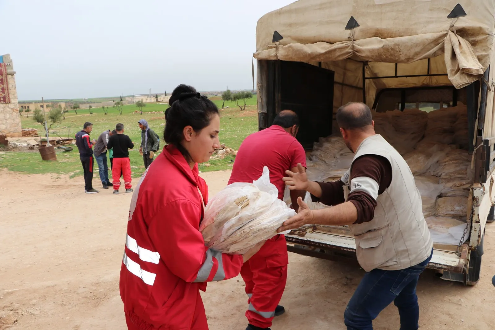 ​​​​​​​KRC distributes bread to people in besieged al-Shahba canton
