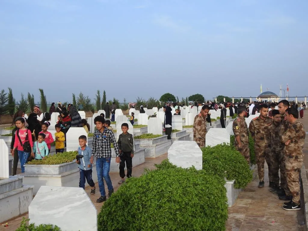 NE Syria people visit martyrs’ shrines in first day of Eid al-Fitr