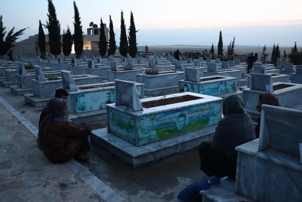 NE Syria people visit martyrs’ shrines in first day of Eid al-Fitr
