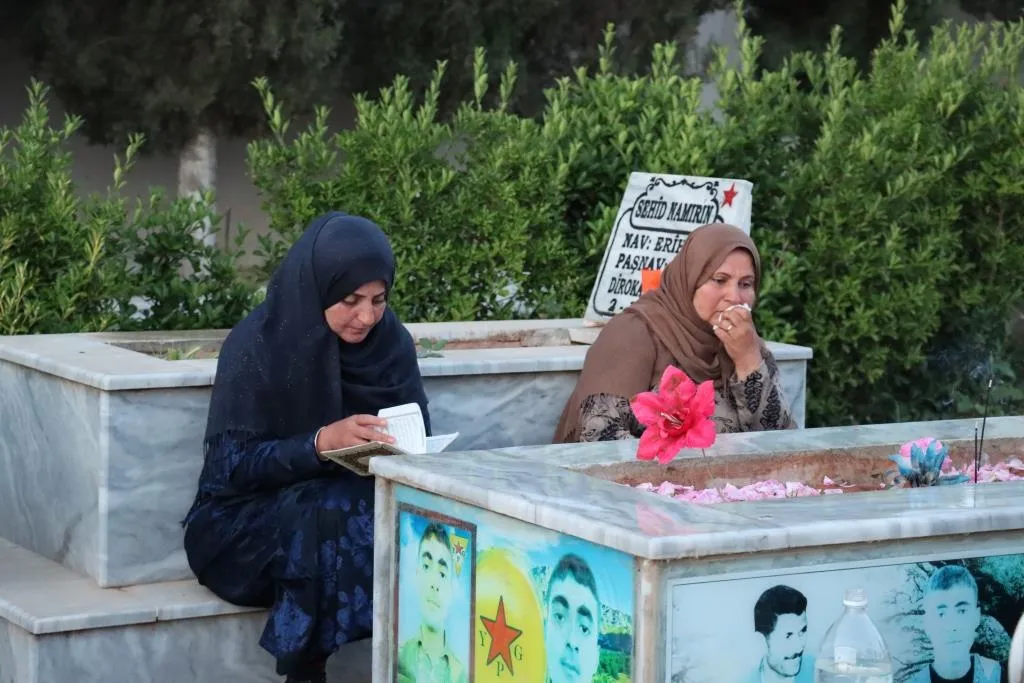 NE Syria people visit martyrs’ shrines in first day of Eid al-Fitr