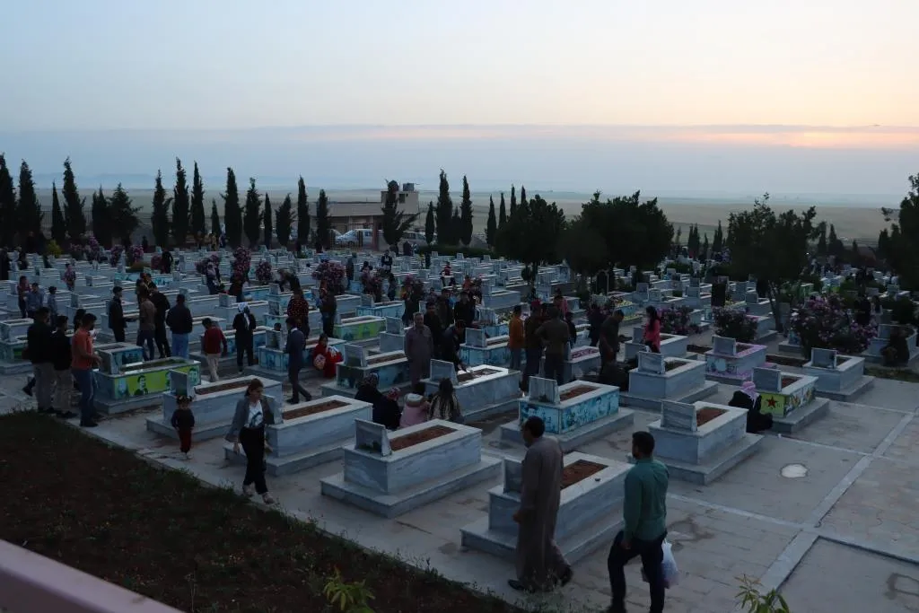 NE Syria people visit martyrs’ shrines in first day of Eid al-Fitr