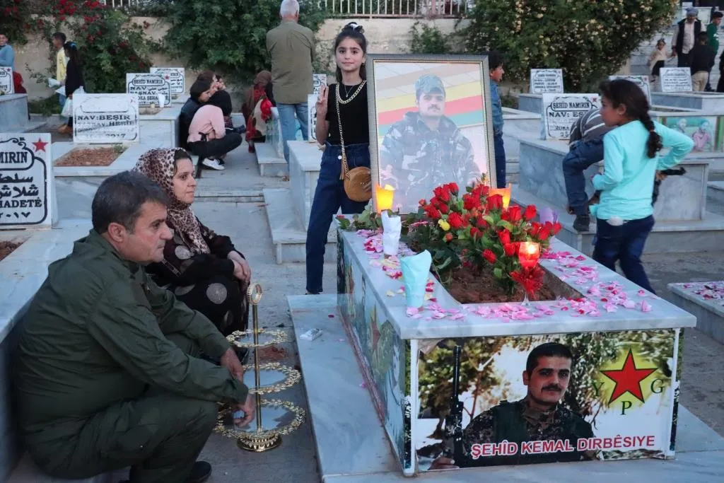 NE Syria people visit martyrs’ shrines in first day of Eid al-Fitr