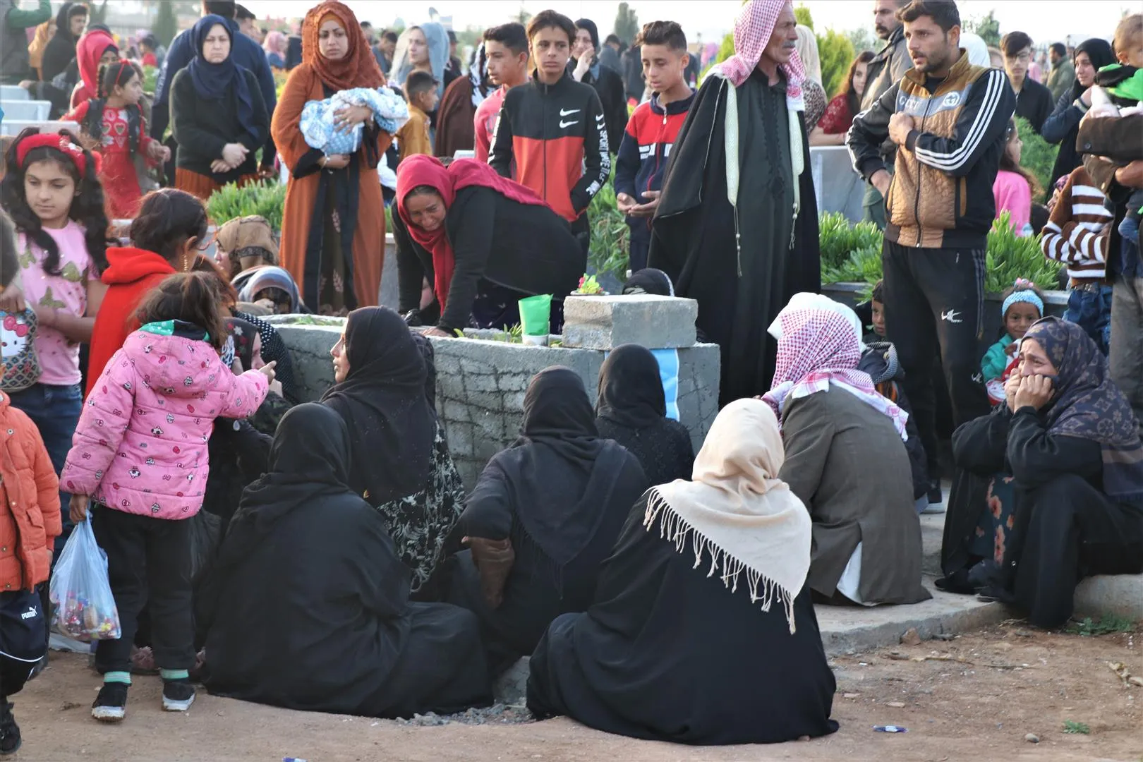 NE Syria people visit martyrs’ shrines in first day of Eid al-Fitr