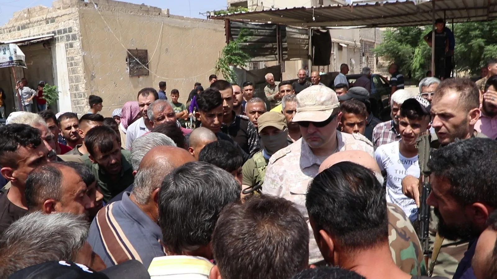 People of Tal Rifaat show angry reactions in face of Damascus gov and Russian forces
