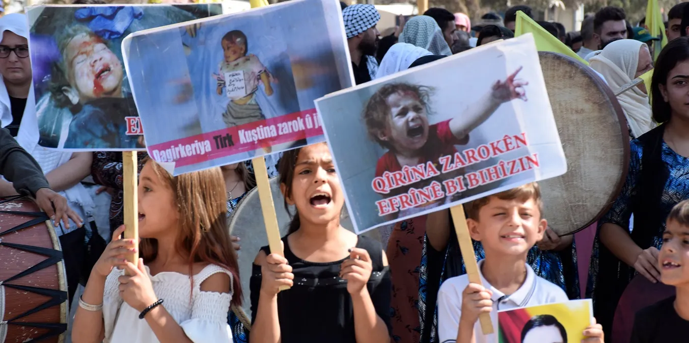 In front of Russian headquarters.. people of affirm their resisting Turkish occupation