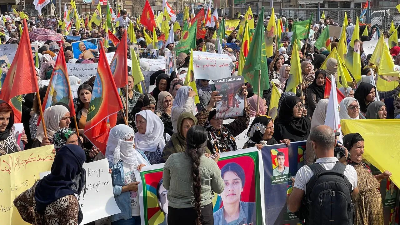 ​​​​​​​Thousands of Qamishlo Canton' people are demonstrating against Turkish attacks on the region and Guerilla