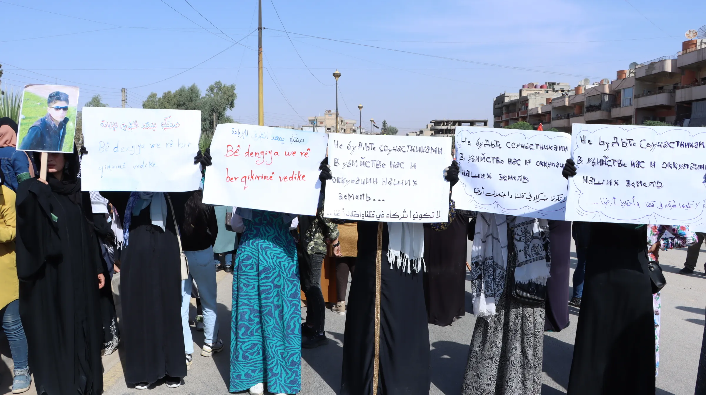 ​​​​​​​Thousands of Qamishlo Canton' people are demonstrating against Turkish attacks on the region and Guerilla