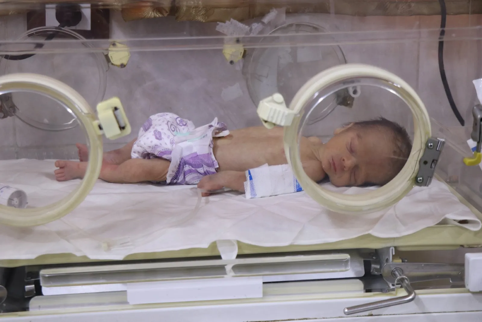 Baby milk run out in besieged Sheikh Maqsoud and Ashrafie