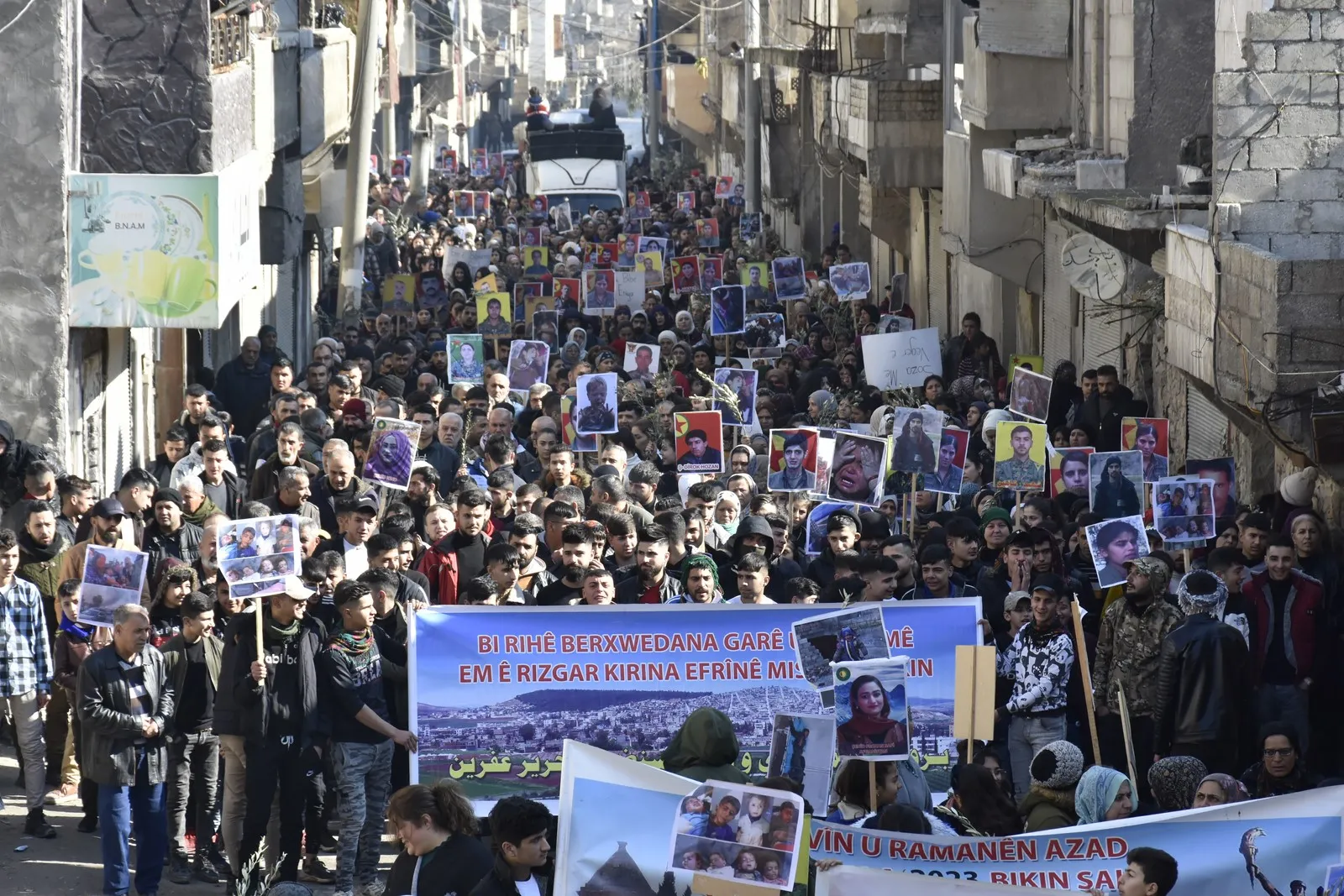 Demonstration in Aleppo...​​​​​​​Demonstration in Aleppo..." 58 days of resistance against Turkish occupation attacks are able to liberate Afrin"