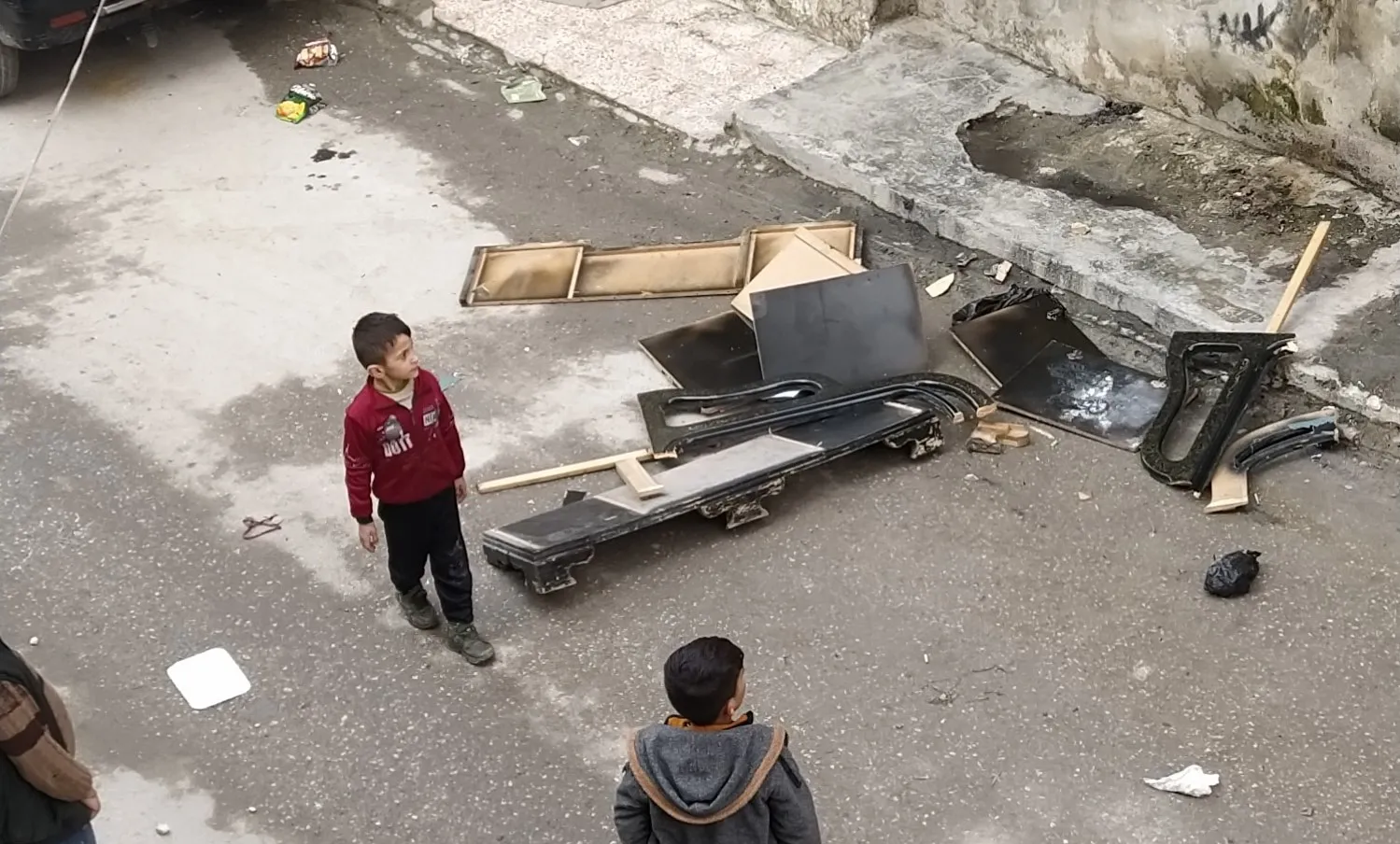 Sheikh Maqsoud –Ashrafieh residents burn their home furniture to keep warm