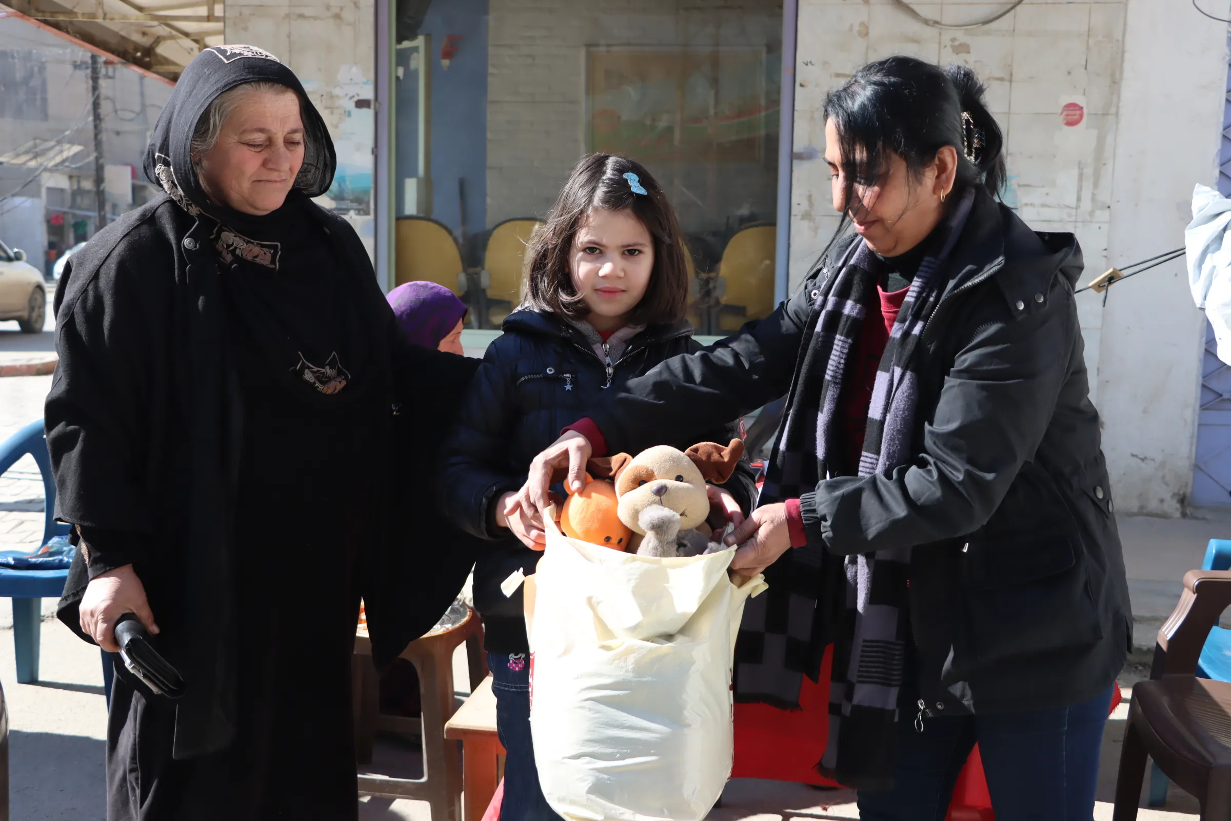 Girl captivates hearts.. "I love my toys, but children of my country more"