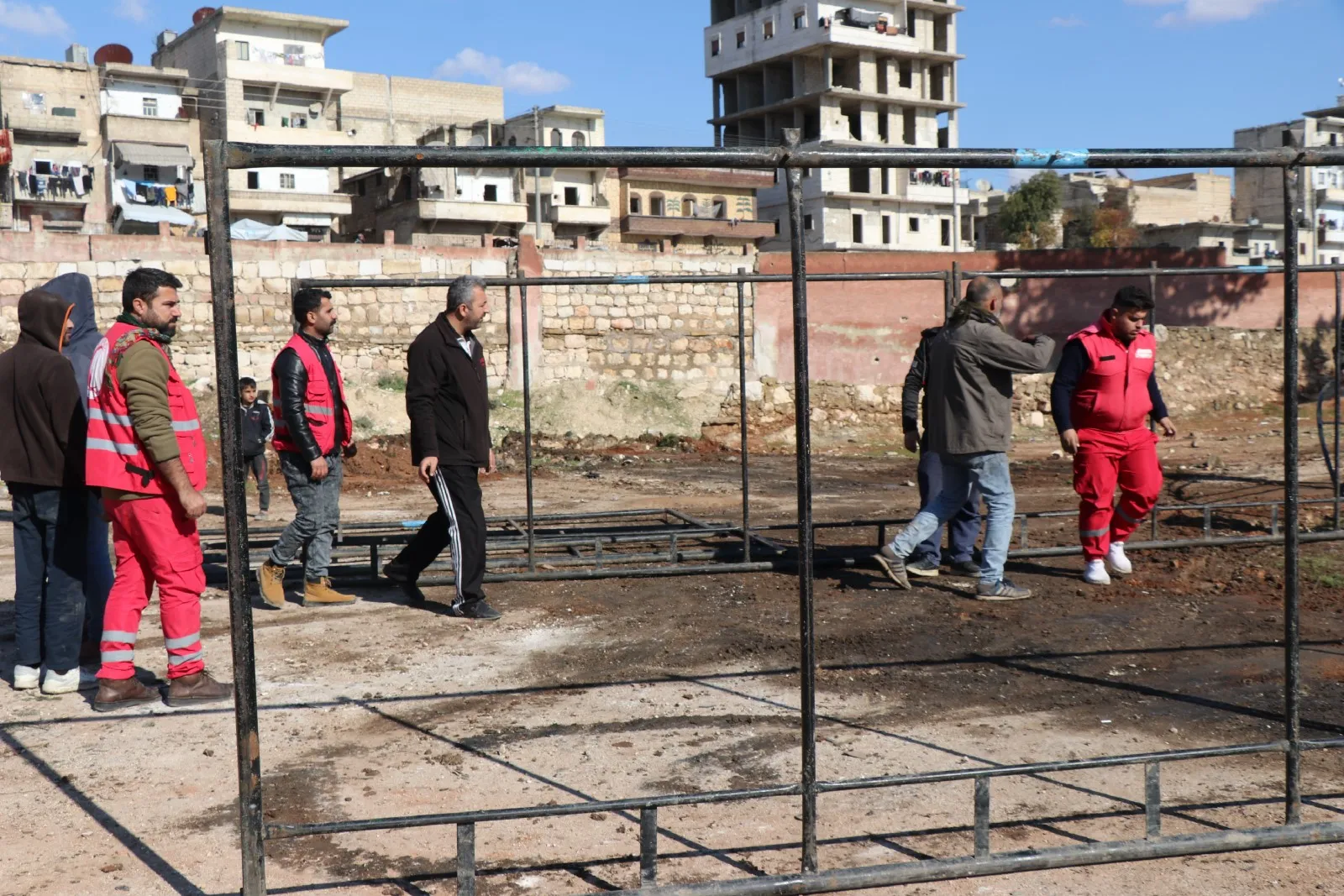 Kurdish Red Crescent secures more tents for the people of Sheikh Maqsoud-Ashrafieh