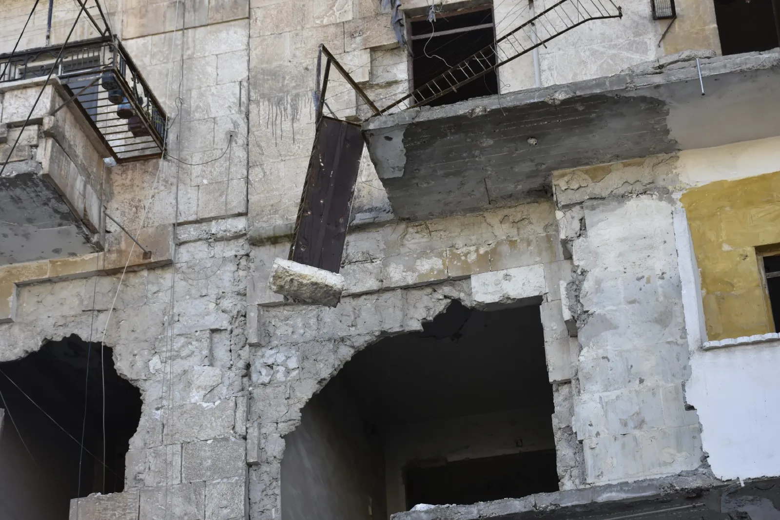 ANHA monitors, with videos, photos cracked buildings in Sheikh Maqsoud and Ashrafieh