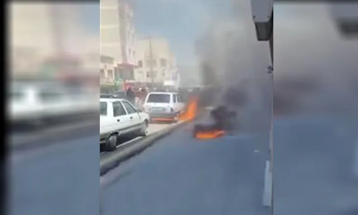 Family burns itself in front of AKP municipality