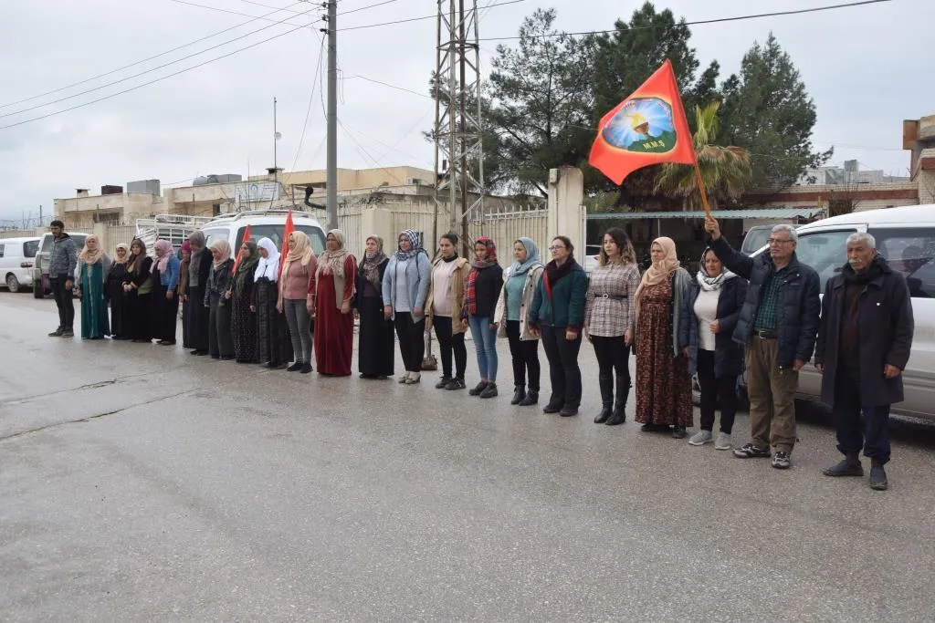 In honor of Halabça martyrs .. people of NE Syria stand 5 minutes of silence