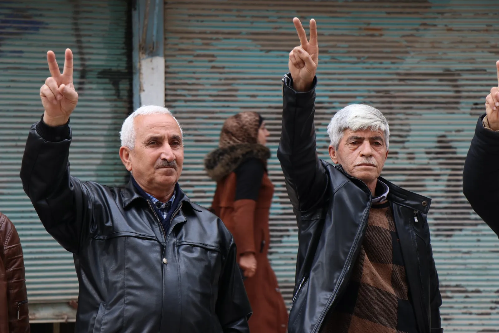 In honor of Halabça martyrs .. people of NE Syria stand 5 minutes of silence