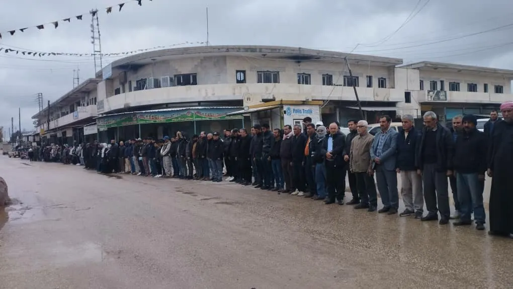 In honor of Halabça martyrs .. people of NE Syria stand 5 minutes of silence
