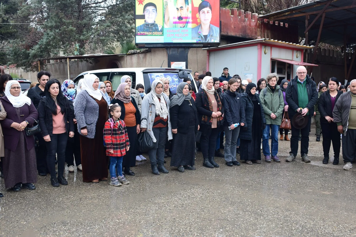In honor of Halabça martyrs .. people of NE Syria stand 5 minutes of silence