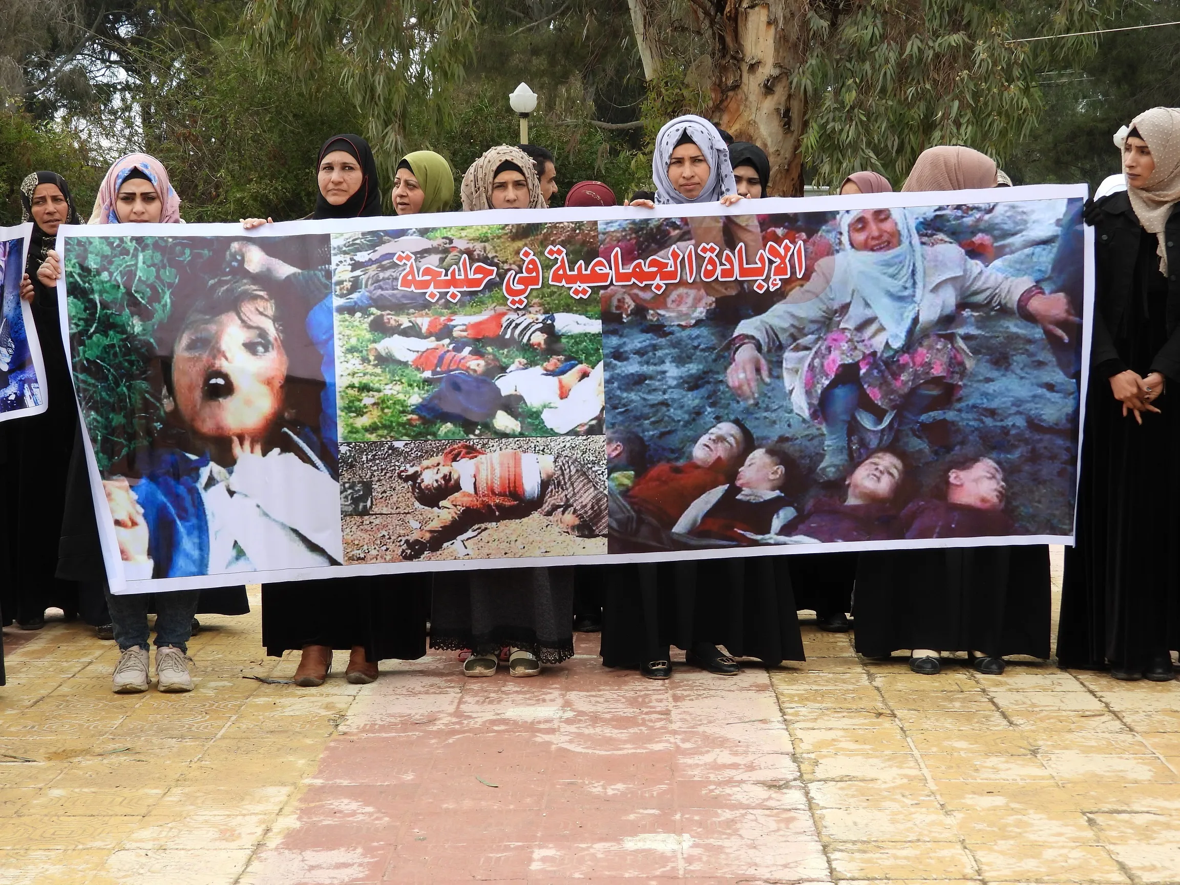 In honor of Halabça martyrs .. people of NE Syria stand 5 minutes of silence