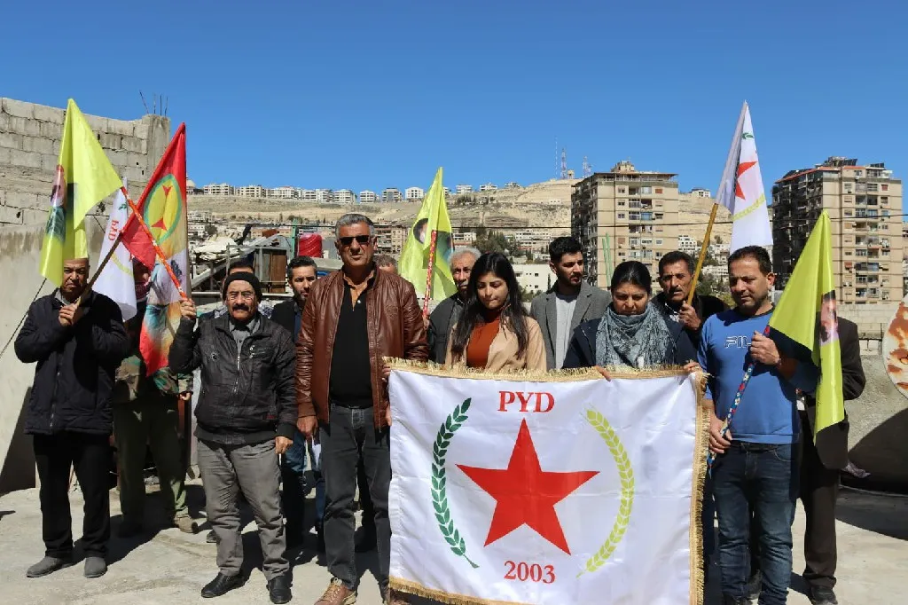 In honor of Halabça martyrs .. people of NE Syria stand 5 minutes of silence