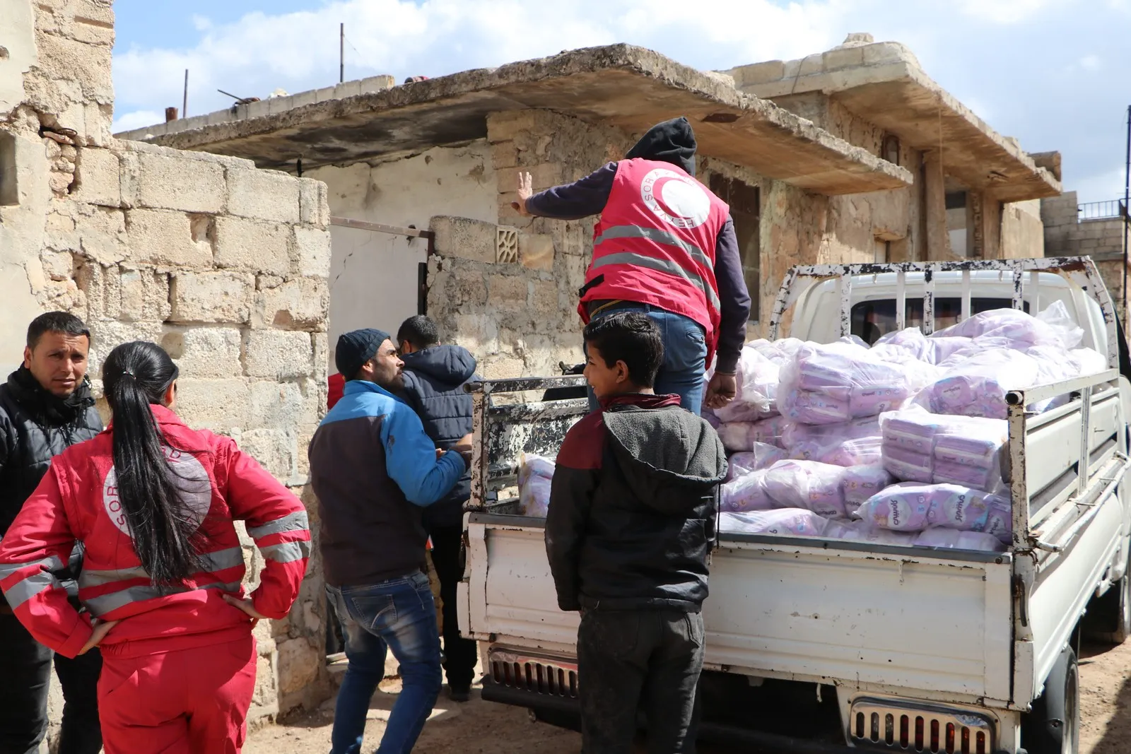 ​​​​​​​Kurdish Red Crescent distributes aid to al-Shahba people