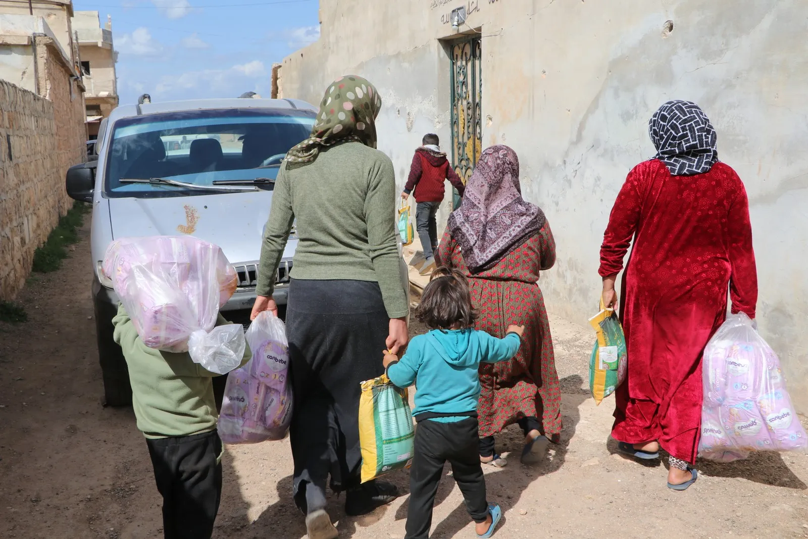 ​​​​​​​Kurdish Red Crescent distributes aid to al-Shahba people