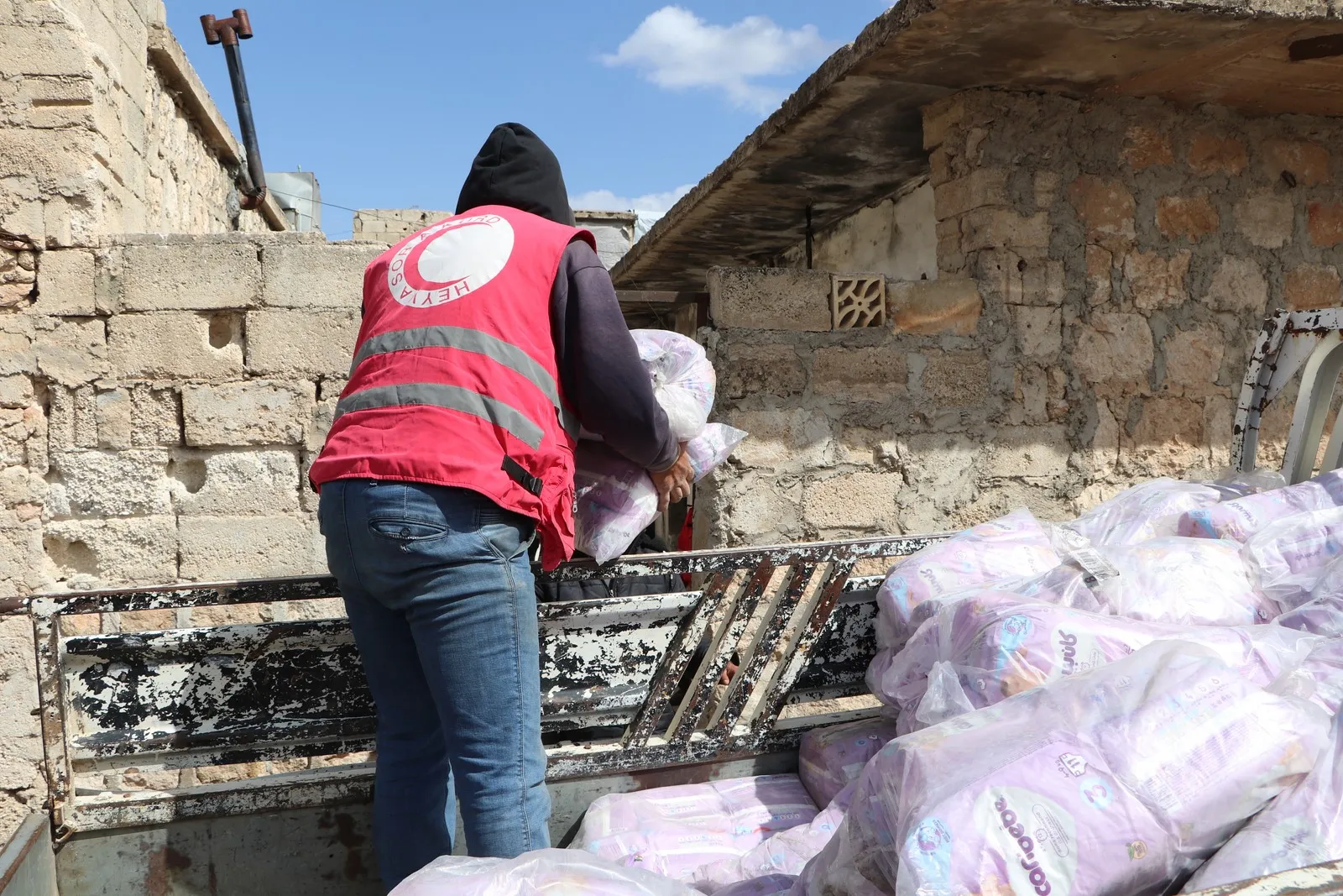 ​​​​​​​Kurdish Red Crescent distributes aid to al-Shahba people