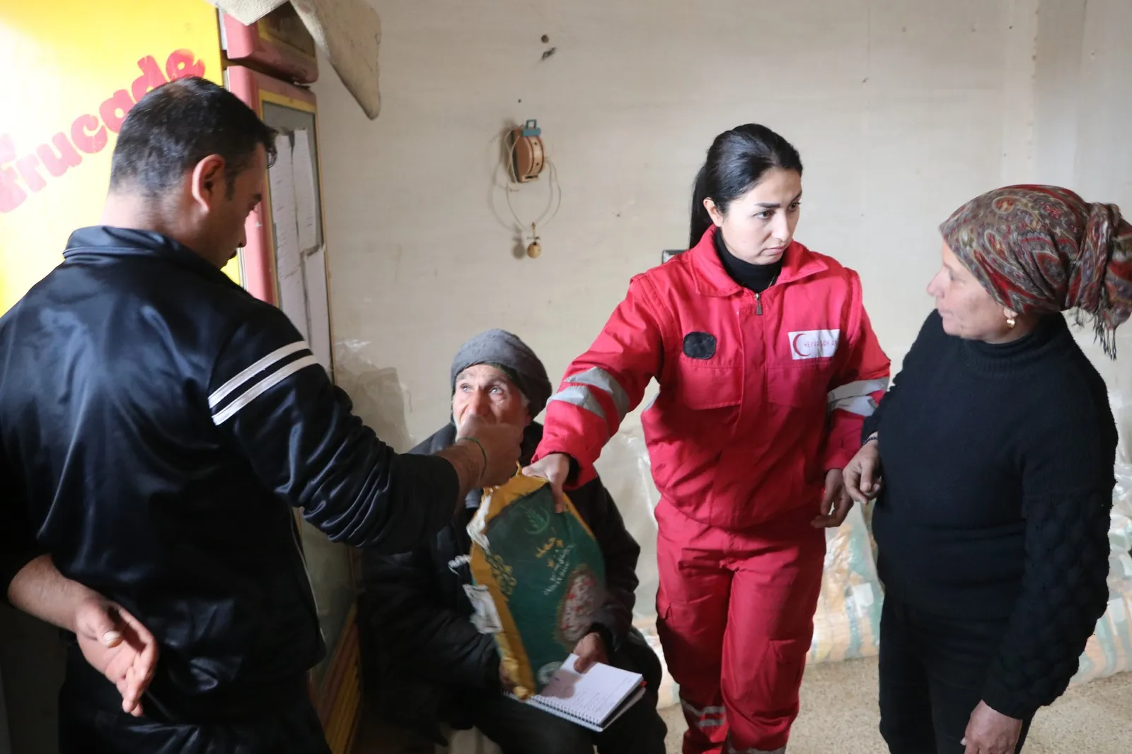 ​​​​​​​Kurdish Red Crescent distributes aid to al-Shahba people