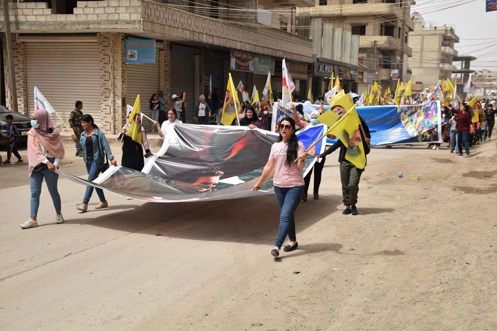 March praises resistance of Makhmour camp's residents