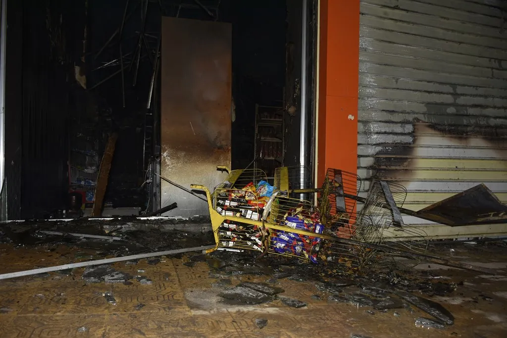 ​​​​​​​Fire broke out in Mall in Ashrafiye neighborhood of Aleppo