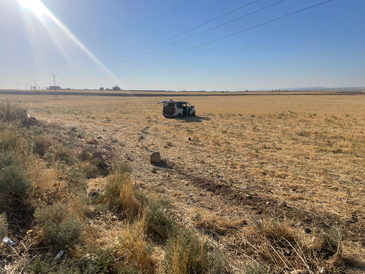 Turkish occupation UAV targets a car carrying journalists on the Qamishlo-Amouda road