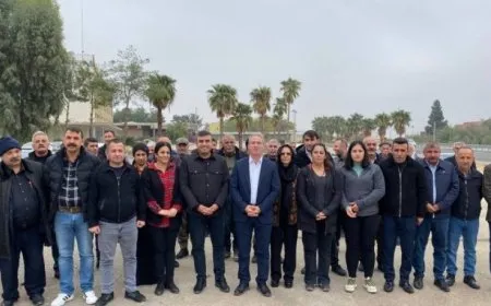 Thousand march against leader Ocalan's isolation