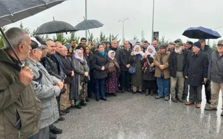 Participants in the Freedom March head from Bursa to Gemlik